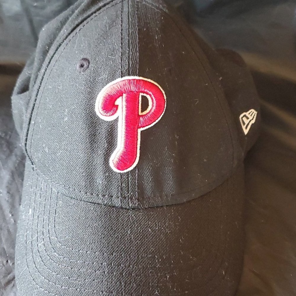 Black w/ Red Logo Philadelphia Phillies Baseball Hat / Cap 9Forty New Era Youth